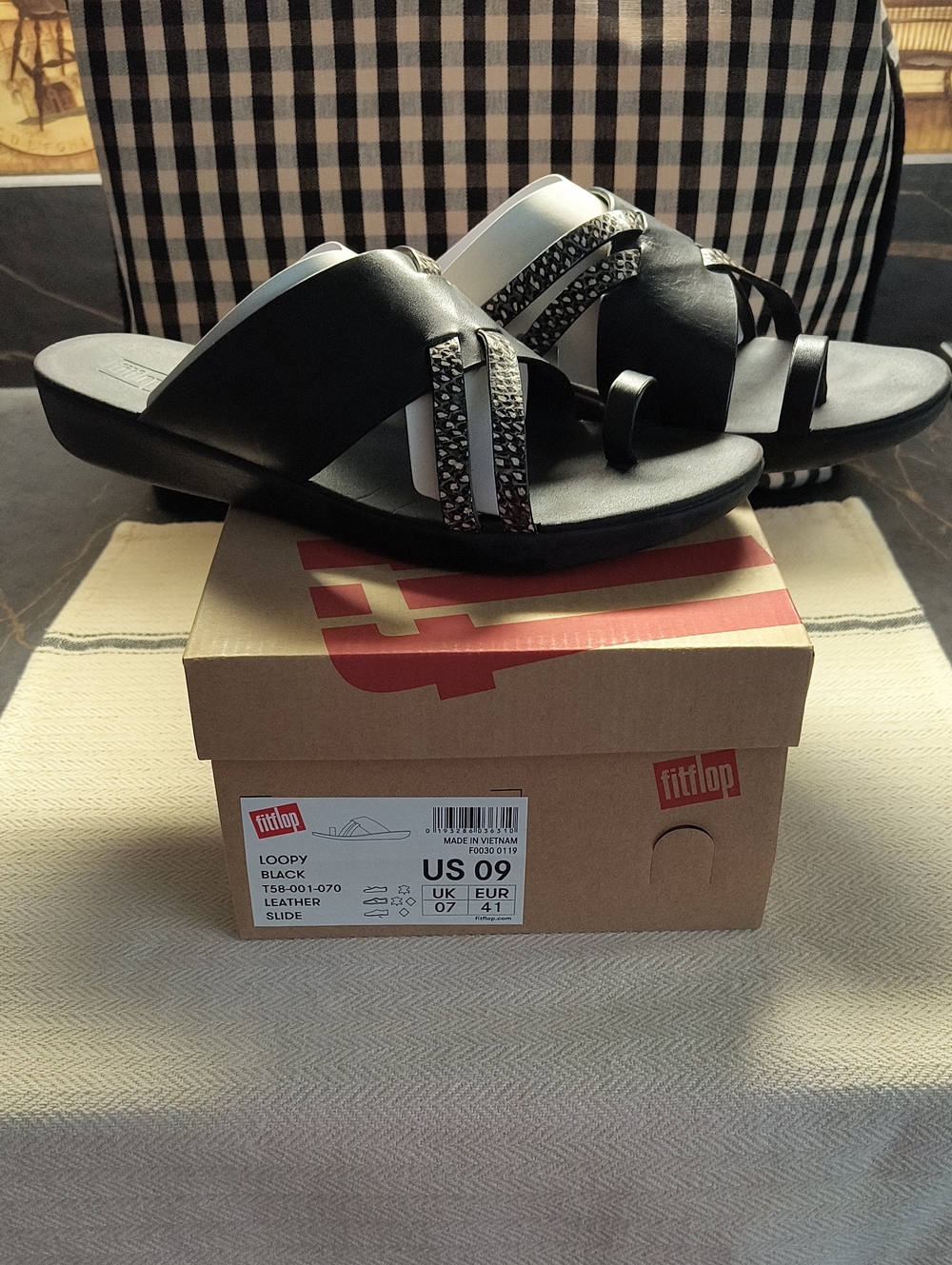 Fitflop Women's Black Loopy  Leather Toe Loop Sandal